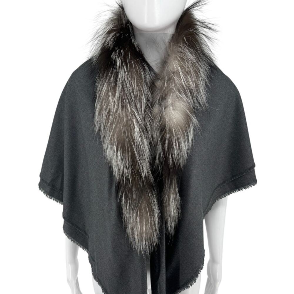 Agnona Grey Wool Shawl with Silver Fox Fur Collar – One Size